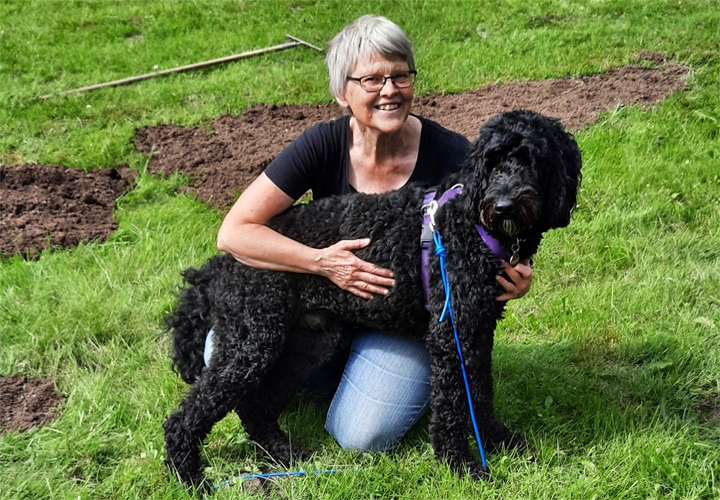 Terapi utomhus Lilian med hunden